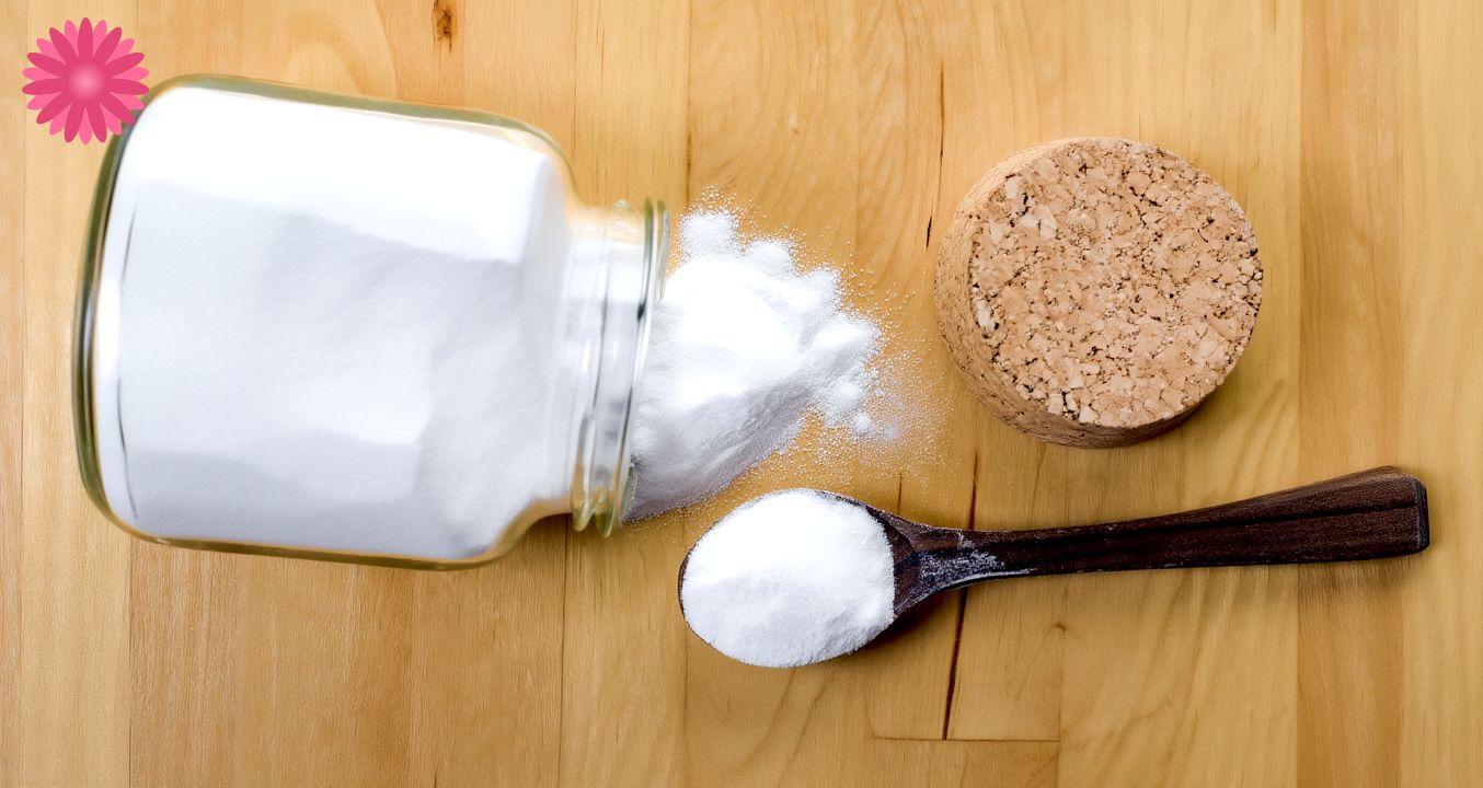 Банка соды и ложка на столе